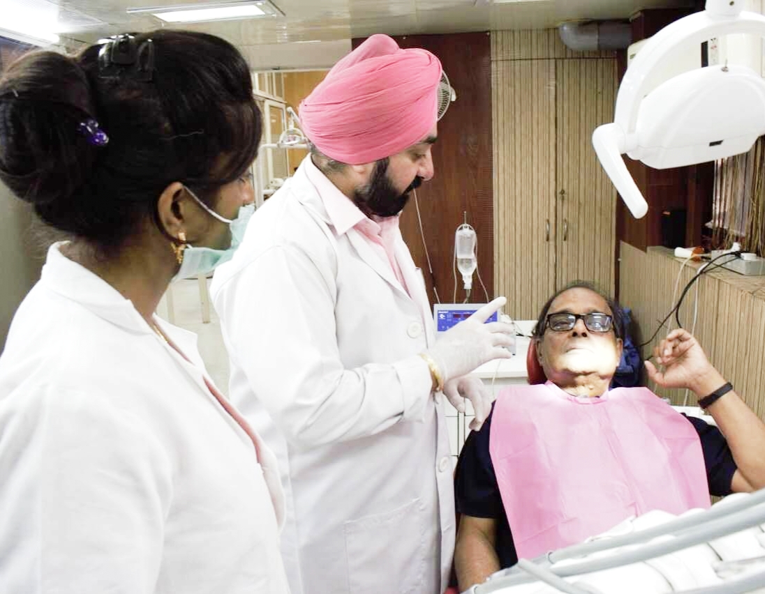 Ratra Dental Clinic Sec - 18, Noida