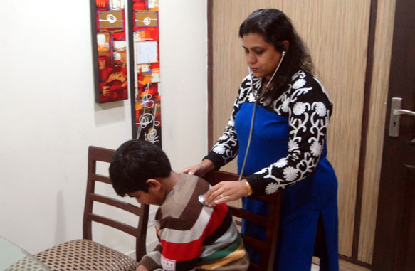 Dr Nidhi examining the patient at Homeo Wellness Centre South Delhi