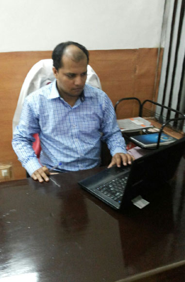 Dr Manjeet At Counseling Area Apollo Cliniq Preet Vihar