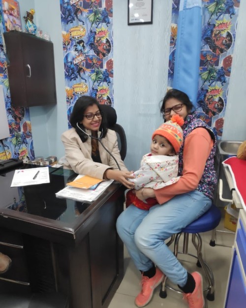 Dr Neha Bhandari with child patient at Kompal Child & Kidney Clinic Delhi