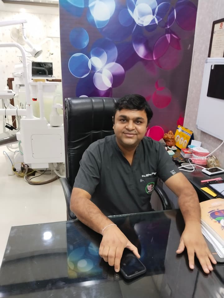 Dr. Rajat Singla BDS, MDS (Implantologist in Kaushambi, Ghaziabad).